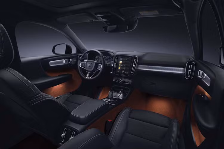 Không chỉ bắt mắt nhờ vẻ ngoài cơ bắp, Volvo XC40 2019 mới còn sở hữu nội thất có nhiều điểm hấp dẫn. Cụ thể, bản T5 được trang bị các hàng ghế bọc da Nappa hàng hiệu, có tính năng chỉnh điện và nhớ vị trí. Vô-lăng trên xe bọc da tích hợp nhiều phím điều chỉnh chức năng, phía sau là cụm đồng hồ hiện thị thông tin TFT kích thước 12,3 inch.