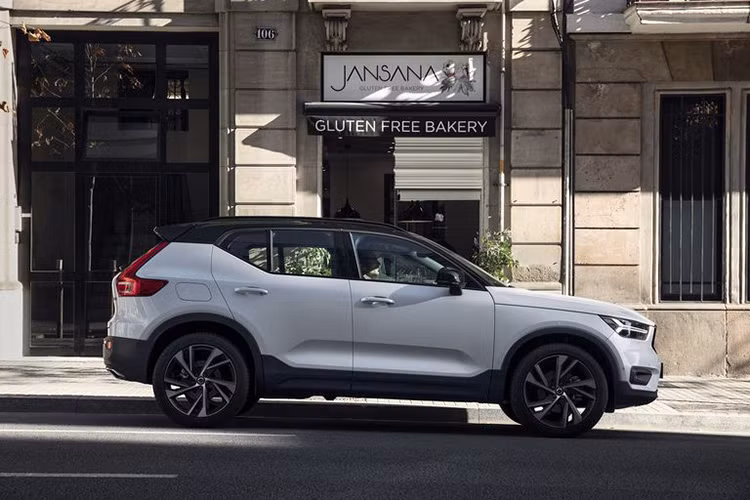 Đây được coi là mức giá vô cùng hấp dẫn trong phân khúc bởi Audi Q3 có giá niêm yết là 1,76 tỷ trong khi Mercedes-Benz GLA và BMW X1 đều được chào bán hơn 1,8 tỷ đồng cho phiên bản cao cấp nhất. Riêng Mercedes-Benz GLA 200 có giá 1,619 tỷ đồng, rẻ hơn Volvo XC40.