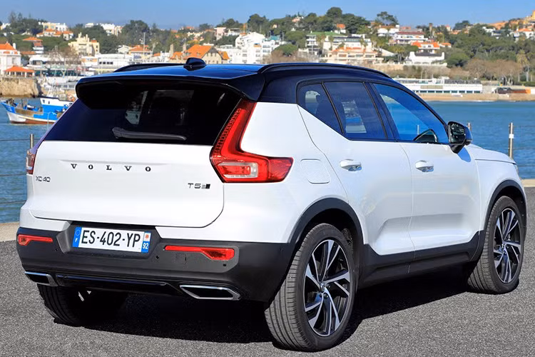 Được xây dựng trên nền tảng dành cho dòng SUV cỡ nhỏ “CMA” của công ty mẹ Geely, XC40 có số đo chiều cao và khoảng sáng gầm đáng mơ ước với các mẫu xe cùng phân khúc. Dù có nhiều chi tiết được “kế thừa” từ những người anh em trong đại gia đình nhưng XC40 vẫn để lại dấn ấn hoàn toàn khác biệt.