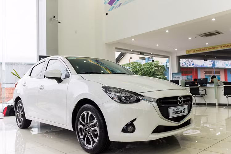 Mazda2 đời 2015 Cũng giống như đa phần các mẫu xe Nhật khác tại Việt Nam, Mazda2 được những người có kinh nghiệm mua bán xe đánh giá cao về khả năng vận hành bền bỉ và tiết kiệm nhiên liệu. Trong tầm giá 300 triệu đồng, khách mua xe cũ có thể lựa chọn được chiếc Mazda 2 đời 2015.