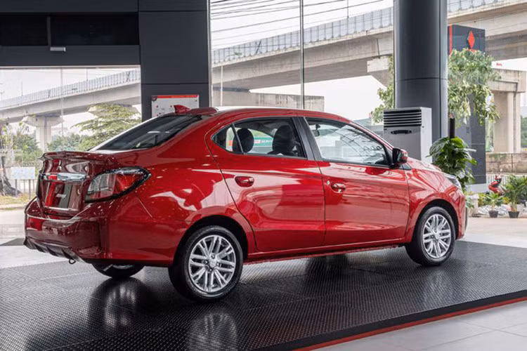 Chưa hết, mẫu sedan cỡ B nguồn gốc Nhật Bản cũng rất nổi tiếng với khả năng tiết kiệm nhiên liệu, khoảng sáng gầm hợp lý, bền bỉ và ít hỏng vặt. Xe phù hợp với cả gia đình, người chạy dịch vụ và những "lái mới" do thiết kế dễ làm quen.