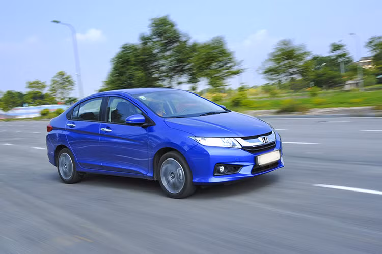  Honda City 2014 Honda City 2014 cũ cũng là mẫu xe đáng chọn trong tầm giá 300 triệu đồng với tiêu chí bền bỉ và tiết kiệm nhiên liệu. Khảo sát trên các nền tảng giao dịch trực tuyến hiện nay, với tầm giá 300 triệu, người dùng có thể chọn được những chiếc City đời 2014.