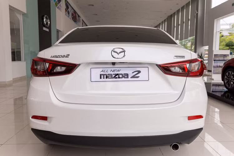 Dù đã có 9 năm lăn bánh nhưng những chiếc Mazda 2 2015 hiện vẫn được đánh giá cao về cả thiết kế lẫn trang bị tiện nghi và cả động cơ. Bởi, đây là thế hệ hoàn toàn mới của mẫu xe với sự làm mới toàn diện, ngoại hình bắt mắt hơn, nhiều trang bị vượt trội so với các đối thủ cùng phân khúc thời điểm bấy giờ.