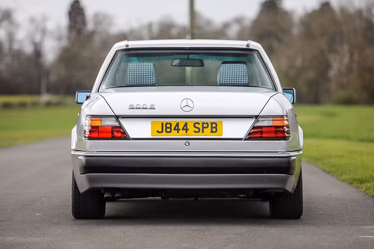 Thông số kĩ thuật của Mercedes-Benz 500E của Mr Bean thậm chí còn được đăng trên tạp chí UK’s Car và cả lịch sử chiếc xe cũng có đầy đủ.