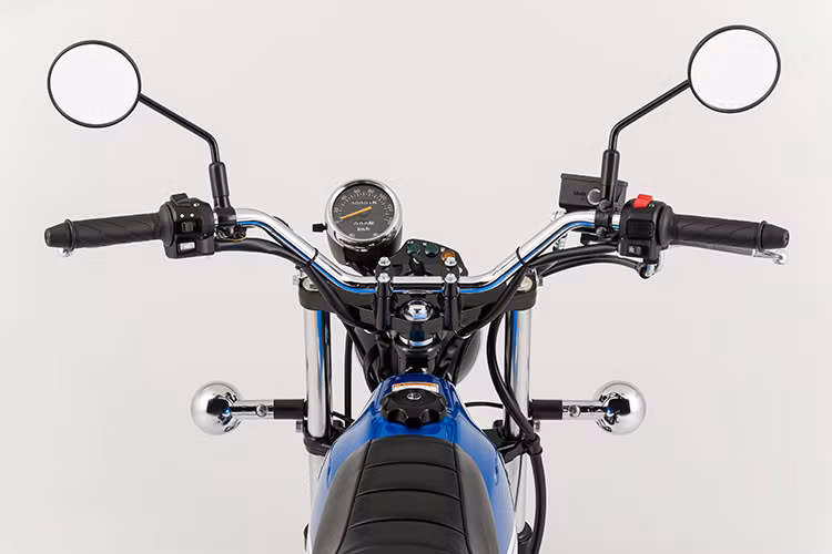  Suzuki VanVan 200 sở hữu bình xăng với dung tích 6.4 lít, nó được thiết kế có hình dáng giống như phiên bản đầu tiên xuất hiện từ năm 1972. Xe sở hữu đèn pha tròn với bóng halogen công suất 60/55W, hứa hẹn cho khả năng chiếu sáng tốt.