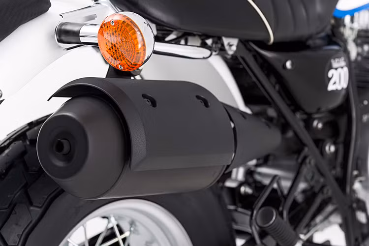 Xe được trang bị phanh đĩa trước sử dụng cùm phanh 2 piston, phanh sau là phanh tang trống truyền thống. Mặt đồng hồ báo đơn giản với đèn báo xăng, số, đèn xy-nhan cùng với một đồng hồ báo tốc độ, quãng đường, không có đồng hồ tua máy.