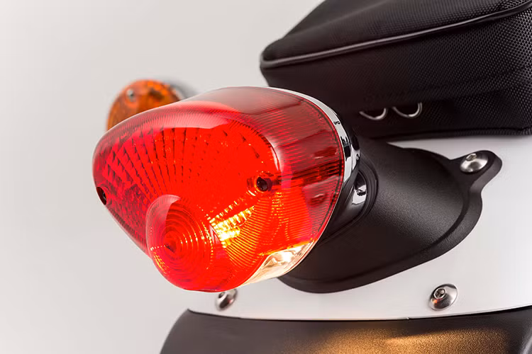 Yên xe khá rộng, đậm chất scrambler cùng với những đường đệm dài và dày, chạy song song với nhau từ bình xăng đến cuối yên giúp cho người lái bớt mỏi, cùng với chiều cao yên là 769mm. Đèn pha, đèn hậu và xi nhan được thiết kế mang đậm phong cách cổ điển.