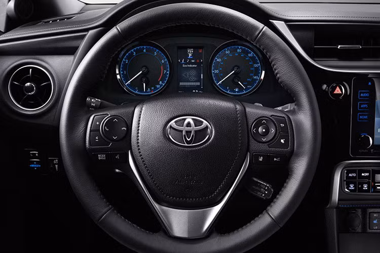 Trên phiên bản mới này, hãng xe Toyota cũng sẽ được trang bị đầy đủ các cảm biến va chạm Sense-P Toyota an toàn mới nhất cho Corolla 2017 bao gồm; cảnh báo va chạm trực diện, phát hiện người đi bộ, hỗ trợ chuyển làn đường, kiểm soát hành trình tự động, radar điều hướng cũng như tự động điều chỉnh đèn pha...
