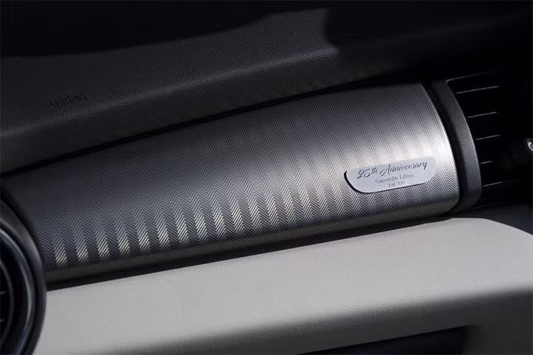 Chưa hết, khi đặt mua xe, chủ sở hữu những chiếc MINI mui trần đặc biệt này còn nhận được gói nâng cấp Chili Pack, bổ sung cho xe một vô lăng thể thao, hệ thống điều khiển nhiệt độ tự động và cần gạt nước mưa cảm biến...
