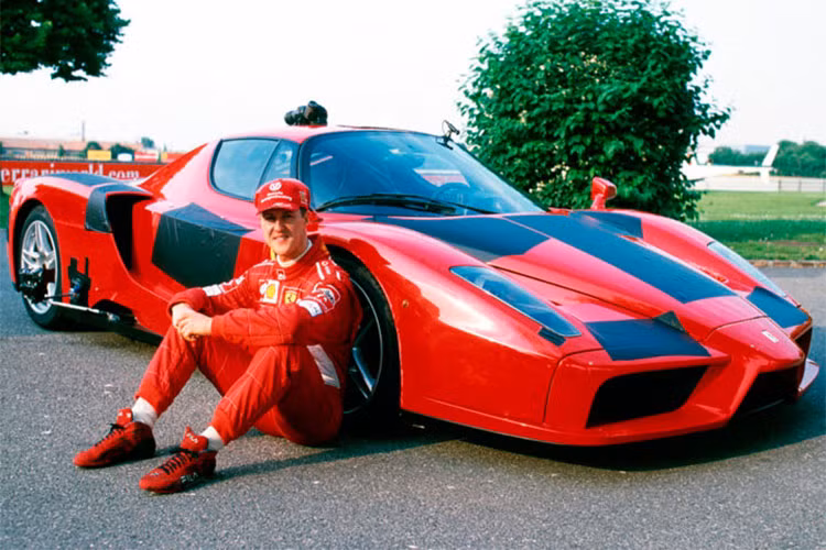 Trước khi LaFerrari ra đời, siêu xe Ferrari Enzo luôn khiến cho các tay chơi cùng các nhà sưu tập xe trên thế giới thèm khát được một lần sở hữu. Trong số đó phải kể đến cựu tay đua Công thức 1 "huyền thoại" - Michael Schumacher, người từng bảy lần giành chức vô địch thế giới.