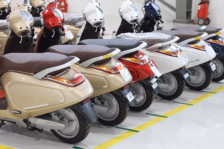 Đặc biệt, mẫu xe máy điện thông minh hoàn toàn mới này được thiết kế dành riêng cho thị trường trong nước, VinFast eScooter không chỉ phù hợp thói quen sử dụng và thể trạng người Việt mà còn đáp ứng tốt các điều kiện đặc thù của giao thông đô thị cũng như khí hậu Việt Nam.