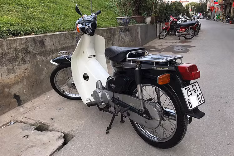 Dù được sản xuất cách đây 24 năm (từ năm 1994) và đã đi được một quãng đường không km nhưng chiếc xe vẫn còn trong tình trạng hoàn hảo và gần như mới. Chính vậy, chiếc xe máy Super Cub C70 này đang được rao bán với giá lên tới 35 triệu đồng tại Hà Nội được xem là khá rẻ.