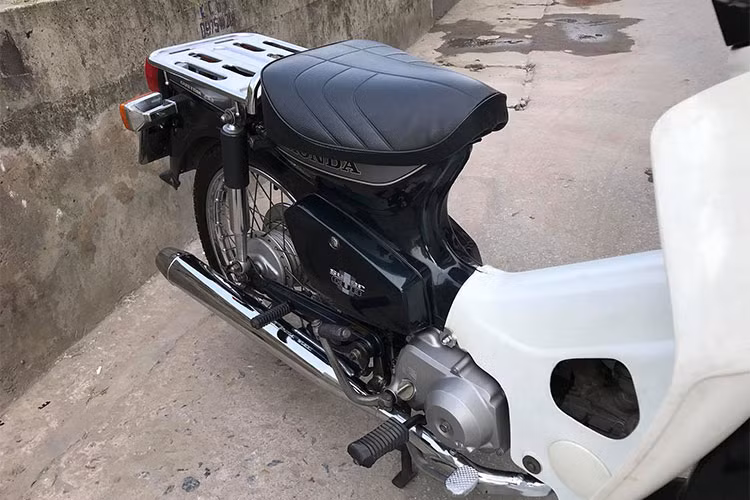 Chiếc Cub 82 của một người chơi xe máy tại Hà Nội trong bài viết này vẫn được gìn giữ trong tình trạng khá "zin", các chi tiết như yên trước, sau, dàn tem, bộ yếm trắng... vẫn được xem là còn mới và khá tốt.