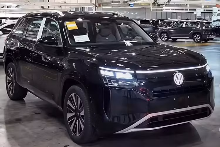 Mẫu SUV cỡ lớn Volkswagen Teramont 2025 mới tiếp tục thu hút sự chú ý khi những hình ảnh rò rỉ về mẫu xe này liên tục xuất hiện trên các phương tiện truyền thông. Tại Trung Quốc, mẫu xe này có tên đầy đủ là Volkswagen Teramont Pro.