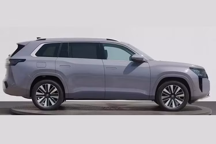 Thân xe nổi bật với những đường gân dập nổi kéo dài từ cụm đèn pha trước đến đèn hậu, kết hợp với bộ mâm hợp kim đa chấu phay xước hai tông màu, tăng vẻ thể thao. Tay nắm cửa ẩn vào thân xe, một thiết kế thường thấy trên các mẫu ôtô điện.