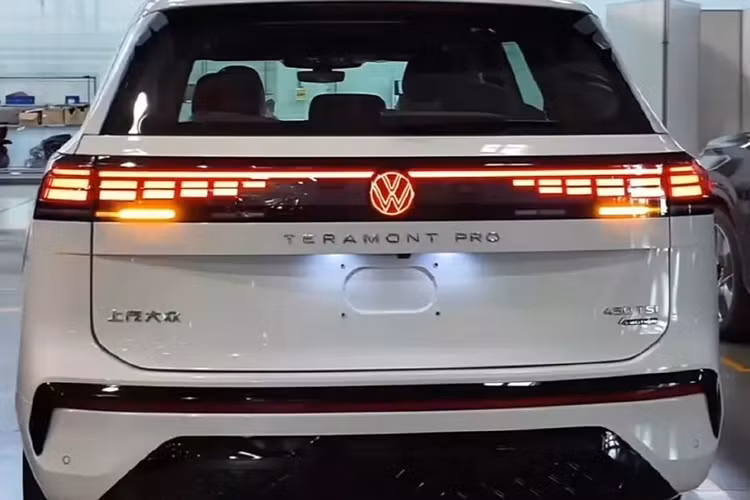 Dưới nắp ca-pô, Volkswagen Teramont Pro được trang bị hệ truyền động mild hybrid, sử dụng động cơ xăng EA888 thế hệ thứ năm, dung tích 2.0L tăng áp. Cỗ máy này sản sinh công suất tối đa 271 mã lực, mô-men xoắn cực đại 400 Nm, tăng đáng kể so với thế hệ trước.