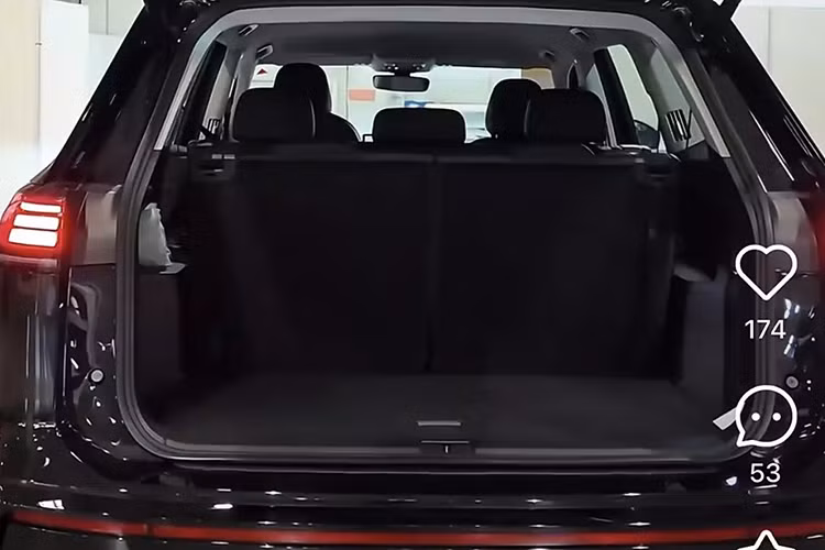 Về ngoại thất, Teramont Pro có thiết kế thay đổi theo từng phiên bản. Biến thể tiêu chuẩn sở hữu lưới tản nhiệt hẹp, hốc gió trung tâm hình thang được bao quanh bởi viền bạc sang trọng. 