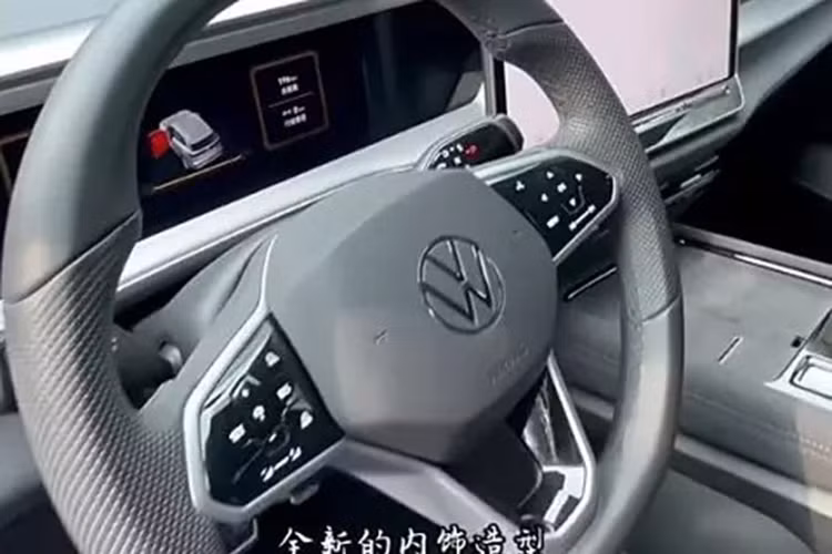 Vô-lăng thiết kế ba chấu thể thao, tích hợp nhiều phím chức năng, trong khi cần số điện tử được đặt ngay phía sau, tương tự như các mẫu xe Hàn Quốc như Hyundai SantaFe hay Tucson thế hệ mới.