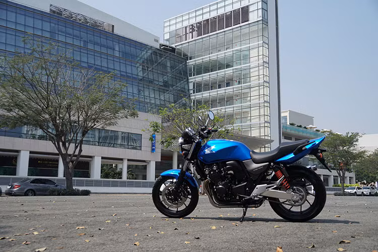 Sự xuất hiện của Honda CB400 Super Four 2018 (CB400SF) phiên bản kỷ niệm 25 năm tại Việt Nam đã được giới chuyên môn đánh giá đầy bất ngờ, bởi phiên bản mới này chỉ vừa được giới thiệu tại Tokyo Motor Show vào cuối tháng 10/2017 vừa qua.