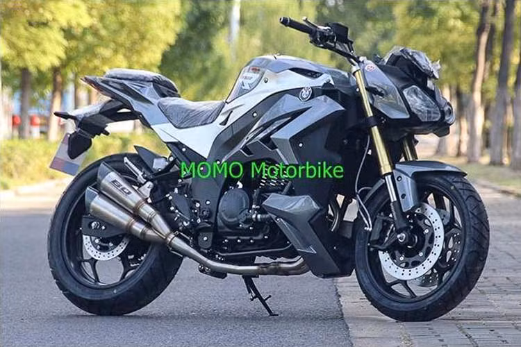 Mẫu xe môtô nhái BMW S1000R Trung Quốc có ngoại hình giống với BMW S1000R đến trên 90%. Xe có trọng lượng 170 kg. Trang bị phuộc trước Upside down, hệ thống phanh đĩa đôi phía trước và đĩa đơn phía sau.