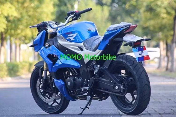 Tại thị trường Trung Quốc, giá xe S1000R Trung Quốc hiện đang được rao bán ở mức khoảng hơn 40 triệu đồng. Khá nhiều mẫu xe môtô nhái từ Trung Quốc được đưa về bán tại Việt Nam, có thể mẫu xe này cũng sẽ được các “cò lái” chuyên bán xe "nhái" đưa về trong thời gian tới.