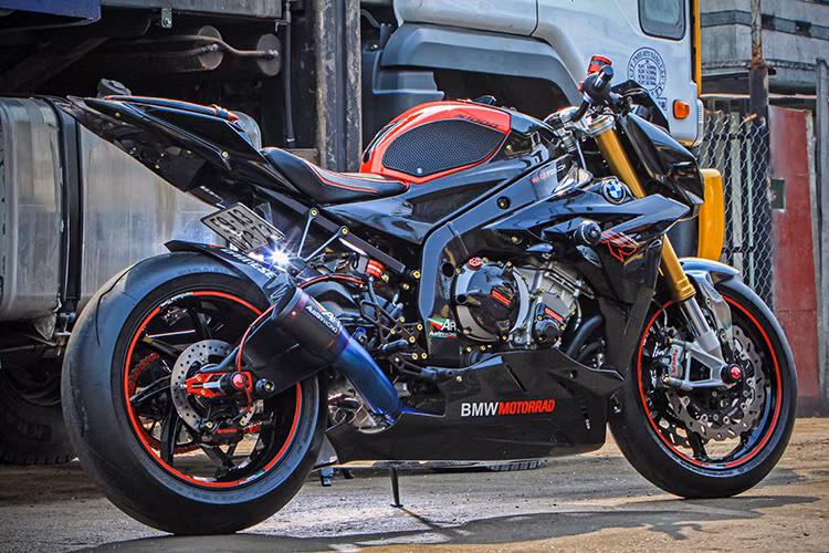 Chiếc BMW S1000R độ đầy phong cách này hiện thuộc sở hữu của một chủ "lò" xe độ hiện sinh sống tại khu vực quận Tân Phú, TP HCM.