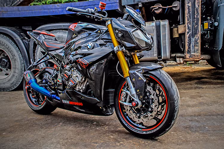 Ngoài ra, S1000R vẫn được tích hợp hàng loạt công nghệ giá trị như trên chiếc Super Bike cùng nhà gồm hệ thống ABS, hệ thống kiểm soát bướm ga, kiểm soát lực bám đường, cơ cấu sang số nhanh QuickShifter và nhiều chế độ chạy khác nhau để phù hợp với từng điều kiện vận hành.