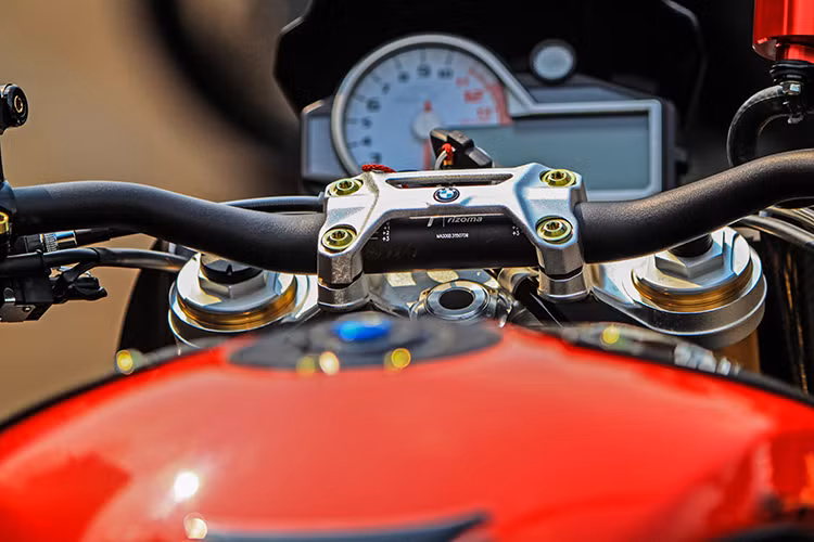 Trên tay lái, BMW S1000R được trang bị ghi đông Rizoma cao và thoáng hơn, bình dầu cùng nắp bình xăng cũng từ thương hiệu Rizoma (Italy).