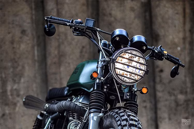 Phần đầu xe được tập trung làm lại nhiều hơn, thợ độ lắp một bộ tay lái enduro thay cho kiểu clip-on trên nguyên bản Continental GT. Họ cũng thay chạc ba mới để phù hợp với kiểu ghi đông ngang và cao trên các dòng scrambler. Một số chi tiết nguyên bản vẫn được giữ lại như đồng hồ và hệ thống điện. K-Speed đã thêm một số chi tiết mới, được cắt CNC với tạo hình khá giống với kiểu xe đạp BMX.