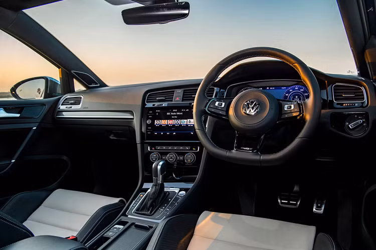 Để kiềm hãm sức mạnh gần 300 mã lực, Golf R được trang bị hệ thống phanh hiệu năng cao nâng cấp từ phiên bản Golf GTI. Ở phía trước là đĩa phanh đường kính 13,4 inch dày 1,2 inch, và phía sau là 12,2 x 0,9 inch đi cùng với kẹp phanh piston đơn có đường kính 2,4 inch trước và 1,7 inch sau và logo R phía ngoài kẹp phanh.