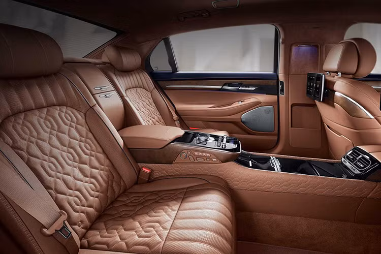 Ngoài tỷ lệ kích thước khủng hơn, nội thất của phiên bản Limousine cũng có đầy các chất liệu cao cấp như da, gỗ, và kim loại, giúp tạo nên một không gian thoải mái cho người ngồi trong những chuyến đi dài.