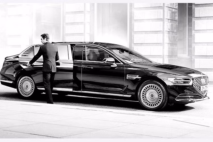 Với tổng chiều vài 5.486 mm và trục cơ sở dài 3.449 mm, Genesis G90 Limousine 2019 mới cũng có kích thước rộng hơn và cao hơn so với một chiếc G90 trục cơ sở tiêu chuẩn. Được giới thiệu trong năm 2015 và sản xuất cho mẫu năm 2016, mẫu G90 đã từng được gọi là EQ900 cho tới lần nâng cấp nửa vòng đời trong năm ngoái.