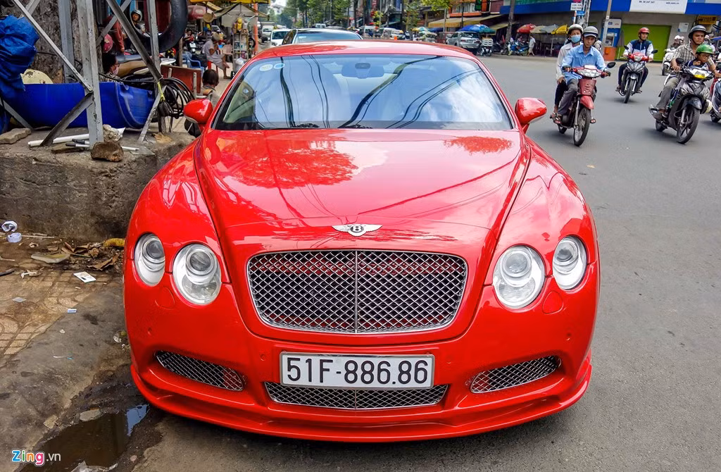  Bentley Continental GT là mẫu xe sang trọng, hai cửa, bốn chỗ ngồi, được sản xuất từ năm 2003. Số lượng xe loại này tại Việt Nam lên tới hàng chục chiếc, tuy nhiên chủ yếu mang màu đen, màu đỏ khá hiếm.