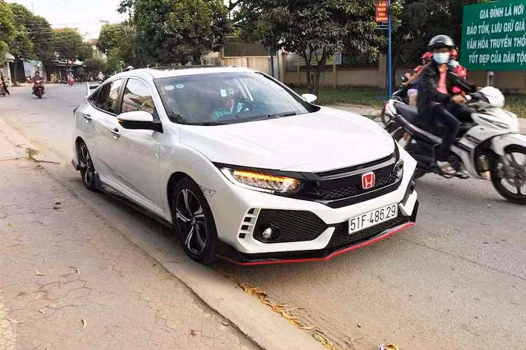 Mẫu xe Honda Civic Turbo đang xuất hiện ngày càng nhiều tại thị trường Việt Nam, đa số chủ nhân là những khách hàng trẻ vốn ưa thích kiểu dáng ấn tượng của mẫu xe này. Tuy nhiên phiên bản tại Việt Nam chưa phải là bản thể thao nhất, đó chính là lý do mà nhiều chủ xe nâng cấp ngoại hình lên bản Honda Civic Type R tiền tỷ.