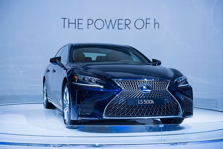 Hệ thống Lexus Hybrid Drive (LHD) kết hợp một mô-tơ điện tân tiến với động cơ xăng mạnh mẽ nhằm mang lại sự cân bằng hoàn hảo cho khả năng vận hành của chiếc xe. Khi xe chạy chỉ bằng động cơ điện, hệ thống LHD đảm bảo sự tĩnh lặng tuyệt đối cả trong lẫn ngoài xe và mức phát thải CO2 tiệm cận 0. Ngay cả khi động cơ xăng cùng "hòa âm" với động cơ điện, chiếc xe vẫn đảm bảo khí thải sạch bảo bảo vệ môi trường. 