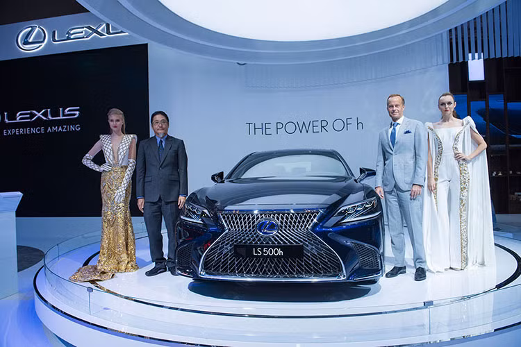Tại triển lãm ôtô VMS 2017, thương hiệu xe sang Lexus tại Việt Nam giới thiệu công nghệ Multi-Stage Hybrid - một công nghệ đột phá của Lexus. Công nghệ này mang lại phản hồi nhanh nhạy với những thao tác của người lái và vận hành đầy hứng khởi, trong khi vẫn đảm bảo sự mượt mà và tiêu thụ nhiên liệu tối ưu vốn là thế mạnh của động cơ hybrid.