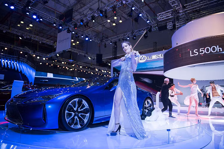 Với hệ thống Multi Stage Hybrid mới, sức mạnh từ động cơ V6 và pin hybrid trên những mẫu xe Lexus mới này có thể được khuếch đại nhờ hộp số 4 cấp. Đặc biệt trong giai đoạn tăng tốc khi xe bắt đầu khởi hành và đạt khả năng tăng tốc từ 0 đến 100 km/h chỉ trong khoảng 5 giây.