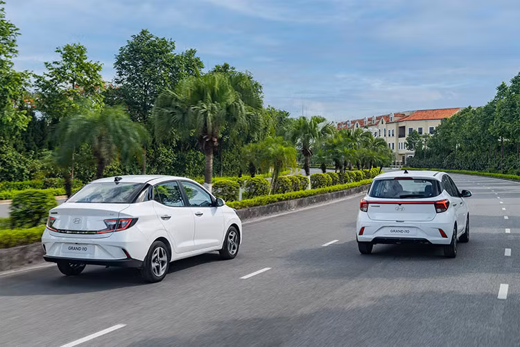 Hyundai New Grand i10 2024 mới sở hữu kích thước lớn nhất trong phân khúc, với số đo phiên bản Hatchback Dài x Rộng x Cao lần lượt là 3.815 x 1.680 x 1.520 (mm) còn phiên bản Sedan dài hơn 180mm. Khoảng sáng gầm xe của 2 phiên bản đều là 157mm cùng chiều dài cơ sở 2.450mm.