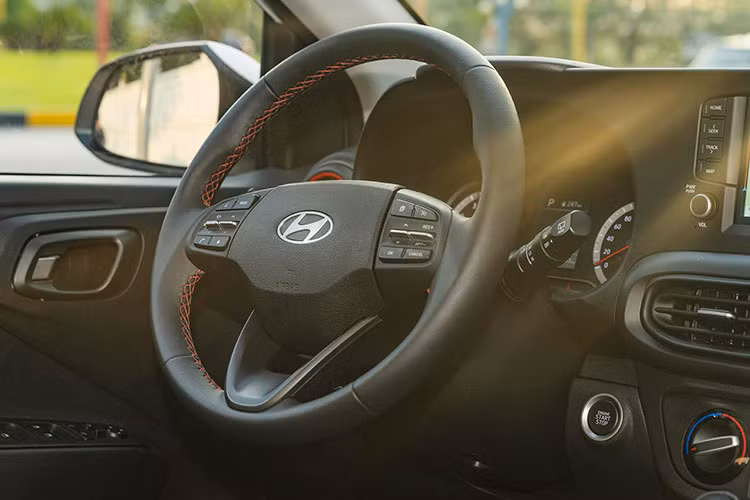 Bên cạnh đó, New Grand i10 vẫn tiếp tục sử dụng hệ thống bản đồ định vị dẫn đường do Hyundai nghiên cứu và phát triển dành riêng cho thị trường Việt Nam với nhiều nâng cấp. Bên cạnh các chức năng cơ bản, hệ thống bản đồ này còn được tích hợp các thông tin hữu ích như điểm dịch vụ Hyundai 3S trên cả nước, dịch vụ ăn uống, giải trí,... tạo nên những sự tiện dụng dành cho khách hàng.