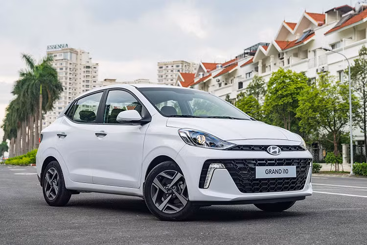 New Grand i10 cũng là chiếc xe tiên phong trong phân khúc trang bị cảm biến áp suất lốp, giúp người lái nhanh chóng nhận biết được tình trạng thiếu áp suất trên bánh xe khi xảy ra sự cố, đem đến hành trình an toàn hơn. Mức giá xe Hyundai New Grand i10 tại Việt Nam công bố mức bán ra từ 360 triệu - 455 triệu đồng (Đã bao gồm thuế GTGT).