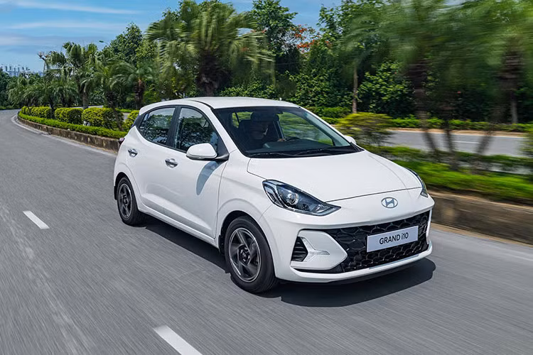 Tất cả các phiên bản New Grand i10 đều được trang bị động cơ Kappa 1.2L MPi được tối ưu cung cấp công suất 83 mã lực tại 6.000 vòng/phút cùng Momen xoắn cực đại là 114Nm tại 4.000 vòng/phút được giảm thiểu phát thải khí CO2 nhờ công nghệ điều khiển van biến thiên (CVVT), đảm bảo sự mạnh mẽ cùng khả năng tiết kiệm nhiên liệu tối đa. Xe có 2 lựa chọn hộp số: Hộp số tự động 4 cấp và số sàn 5 cấp.