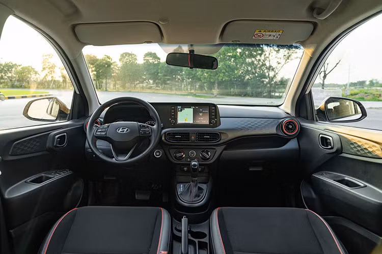 Hyundai New Grand i10 tiếp tục là mẫu xe hấp dẫn hàng đầu phân khúc với không gian nội thất hiện đại, rộng rãi. Màn hình trung tâm 8 inch đa chức năng, hỗ trợ giải trí với kết nối đa chức năng Bluetooth/MP3/Radio, hỗ trợ kết nối Apple Carplay và Android Auto.