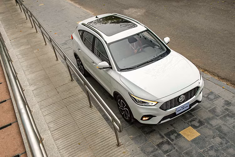 Bên phần hông, MG ZS thế hệ mới sử dụng bộ mâm hình lưỡi rìu Tomahawk kích thước 17 thay cho la-zăng đơn điệu trước đây. Cụm đèn hậu LED dạng khói mờ cũng là chi tiết mới trên MG ZS 2021, cản sau thiết kế khí động học và ống xả giả đã xuất hiện ở khu vực này giúp xe cân đối hơn bản cũ.