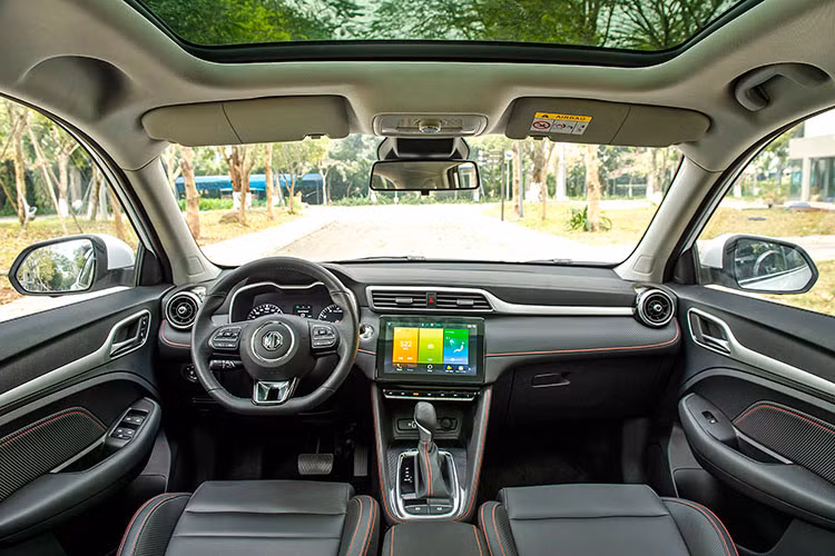 Không gian bên trong khoang lái của MG ZS 2021 giờ đây được tái thiết kế đơn giản và hiện đại hơn trông thấy. Đặc biệt, màn hình trung tâm theo phong cách tràn viền kích thước 10,1 inch hỗ trợ kết nối Apple CarPlay/Android Auto và được đặt cao hơn đời cũ.