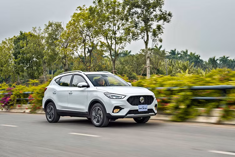 Việc chuyển sang nhập khẩu nguyên chiếc từ Thái Lan giúp MG ZS 2021 “né” được thuế nhập khẩu và từ đó giá bán của phiên bản cao nhất (Lux+) của ZS mới giảm 20 triệu đồng so với trước kia, chỉ còn 619 triệu đồng nhưng lại nhiều trang bị hơn. Giá xe MG ZS 2021 lần lượt là 619 triệu đồng cho phiên bản ZS Lux+ và 569 triệu đồng cho phiên bản ZS Com+.