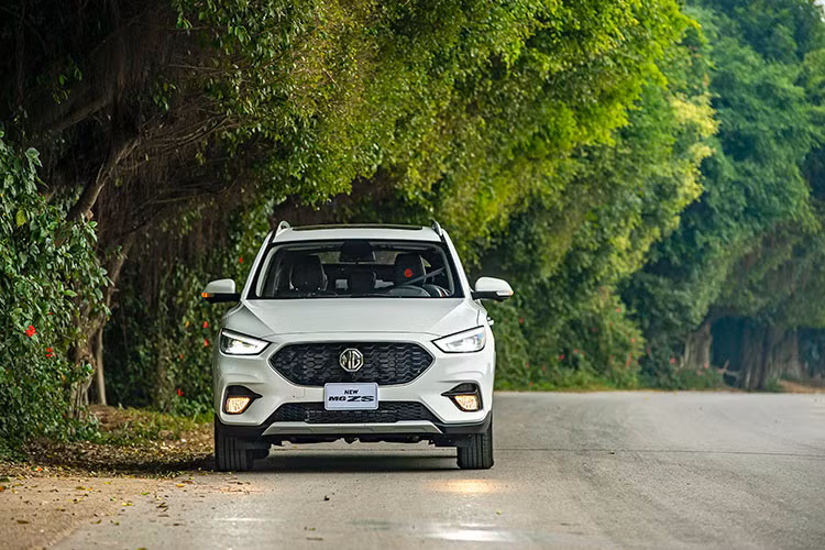 Ở phiên bản mới, MG ZS 2021 sở hữu ngoại hình trẻ trung hơn nhờ được lược bớt nhiều chi tiết rườm rà của "người tiền nhiệm", xe có 4 màu ngoại thất gồm: Trắng, Đỏ, Đen, Bạc. Phần đầu xe MG ZS 2021 đã được trau chuốt hơn với cụm lưới tản nhiệt mới dạng 3D sơn đen bóng nổi bật, phần viền phía trong sử dụng chất liệu crom hiện đại.