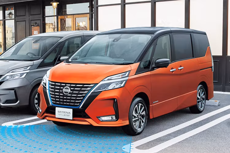 Được sản xuất từ năm 1991, mẫu xe MPV Nissan Serena hiện đã trải qua 5 thế hệ. Sau 3 năm kể từ khi thế hệ thứ 5 trình làng, hãng Nissan mới đây đã tung ra phiên bản nâng cấp của Serena mới ở thị trường quê nhà.