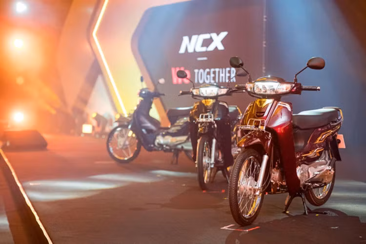 Honda vừa chính thức giới thiệu phiên bản Honda Dream 125 2025 mới tại thị trường Campuchia với tên gọi NCX Dream 125, đánh dấu sự trở lại đầy ấn tượng của dòng xe từng rất được ưa chuộng tại thị trường Đông Nam Á, đặc biệt là Việt Nam và Thái Lan.