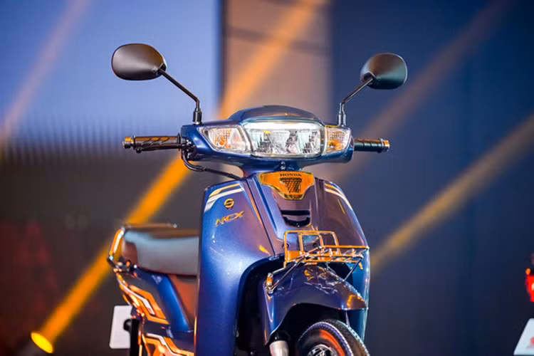 Đèn báo trên Honda Dream 125 2025 cũng được thiết kế lại với đồ họa nhìn sống động hơn. Ngoài ra, xe vẫn có hệ thống đèn pha LED tích hợp đèn định vị ban ngày và đèn xi-nhan sử dụng bóng Halogen.
