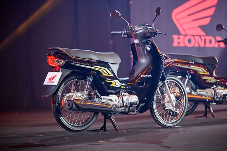 Với dung tích bình xăng 4 lít, chiều cao yên 751 mm và trọng lượng chỉ 98 kg, mẫu xe số Honda Dream 125 2025 hứa hẹn sẽ mang đến sự linh hoạt, dễ dàng điều khiển trong đô thị.